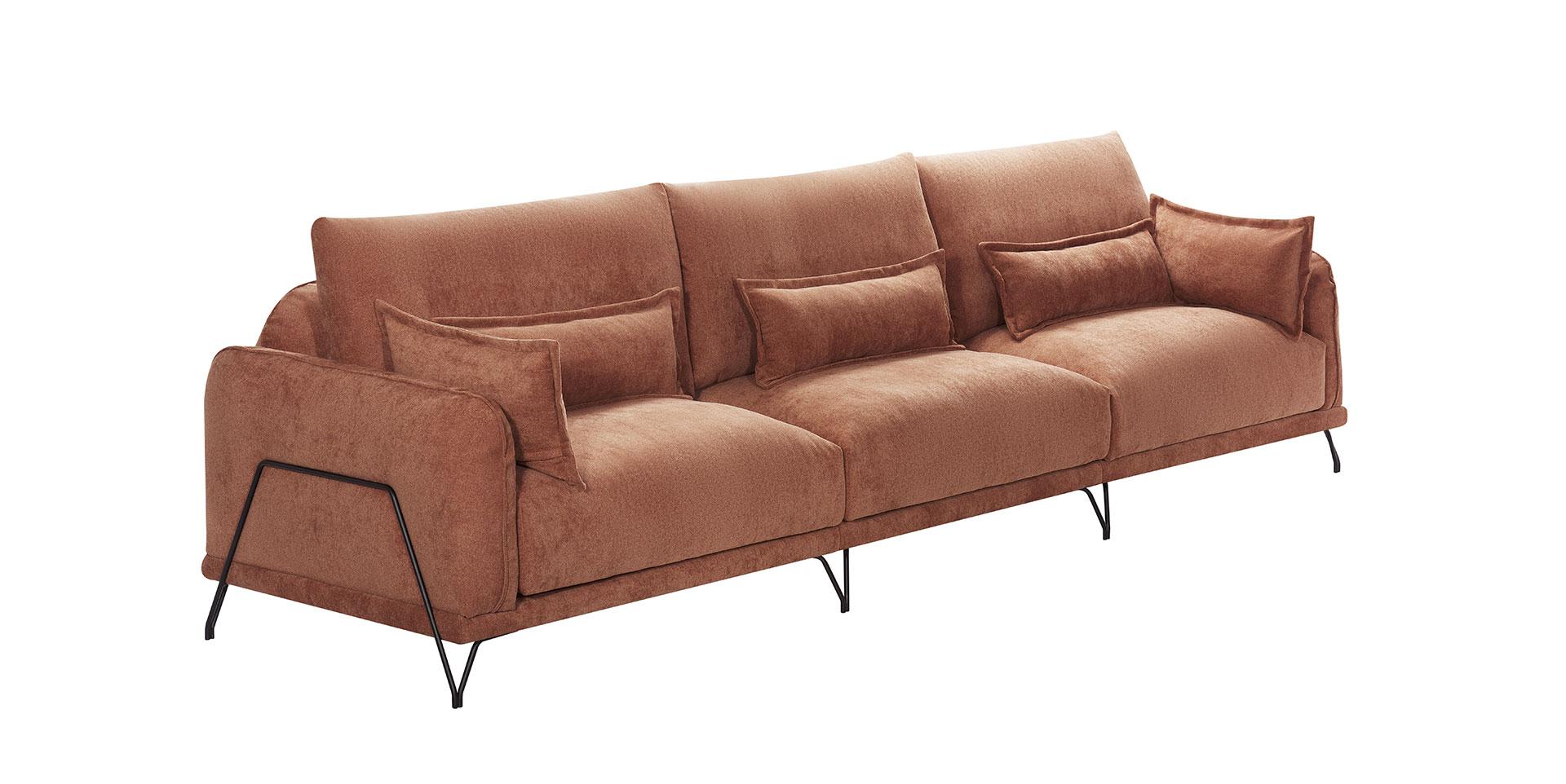Canapé Ducaty 3 places en tissu marron avec pieds en métal noir, design contemporain et confort moderne.